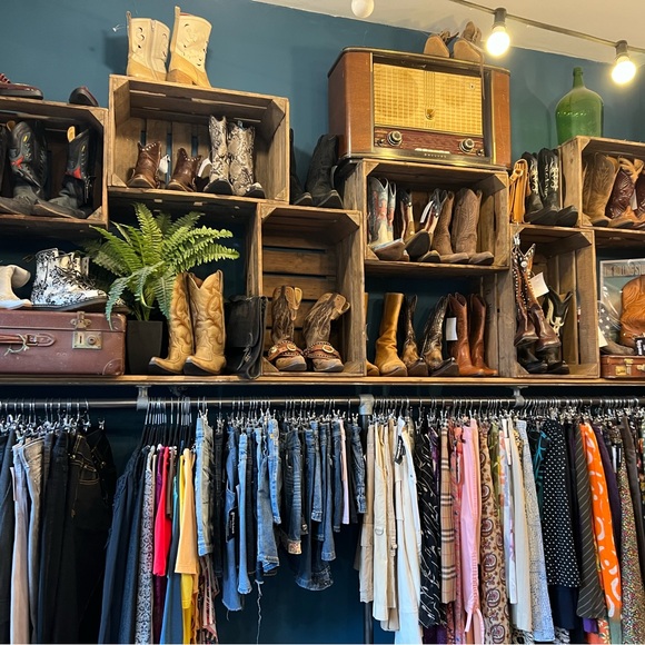 Meet your Posher, Nicole - Picture 3 of 6